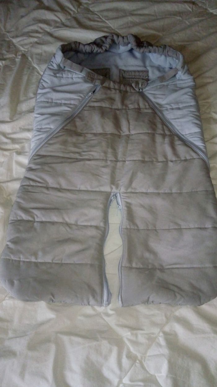 Nid d'ange avec jambes et passants