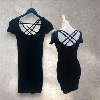 Robe manches courtes noire côtelé dos nu Bershka XS