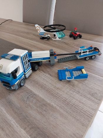 Lego-Le transport de l'hélicoptère de la police