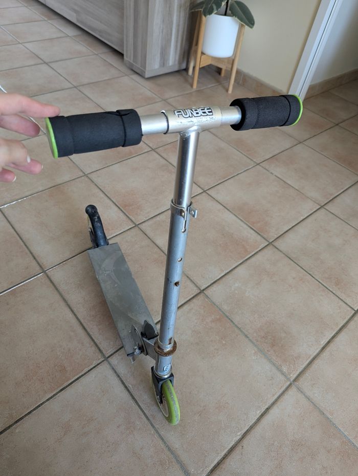 Vend trotinette qui a déjà bien servi mais fonctionne parfaitement