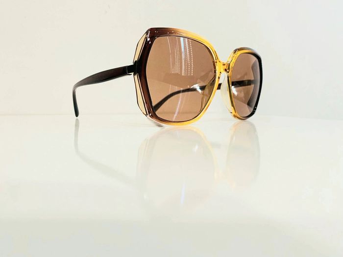 Lunette de soleil femme jaune marron et dorée UV protection catégorie 2