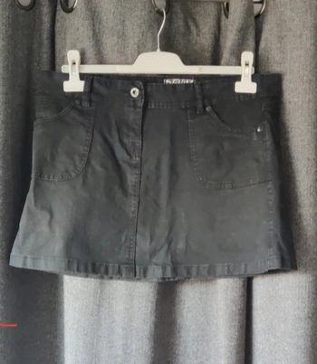 Jupe noir en jeans avec de l élastique dans le tissu