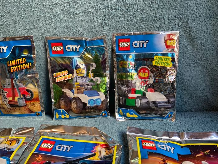 Lot de 8 petits sachets lego city différents - photo numéro 3