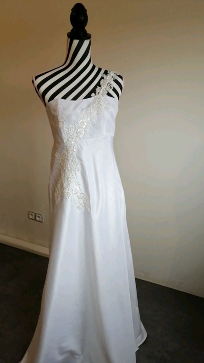 Robe mariage/cocktail/cérémonie blanche et broderie