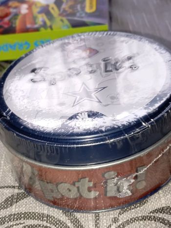 Jeux spot it NFL neuf emballé 