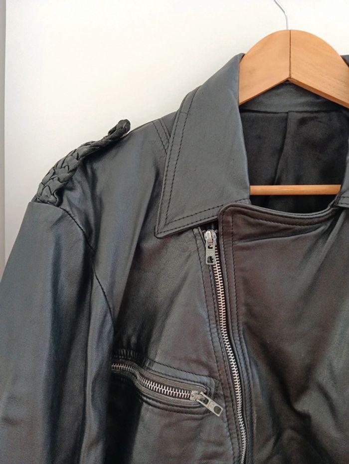 Veste en cuir perfecto 
Tressé aux épaules,
Bas ajusté,
Taille 40/42 - photo numéro 2