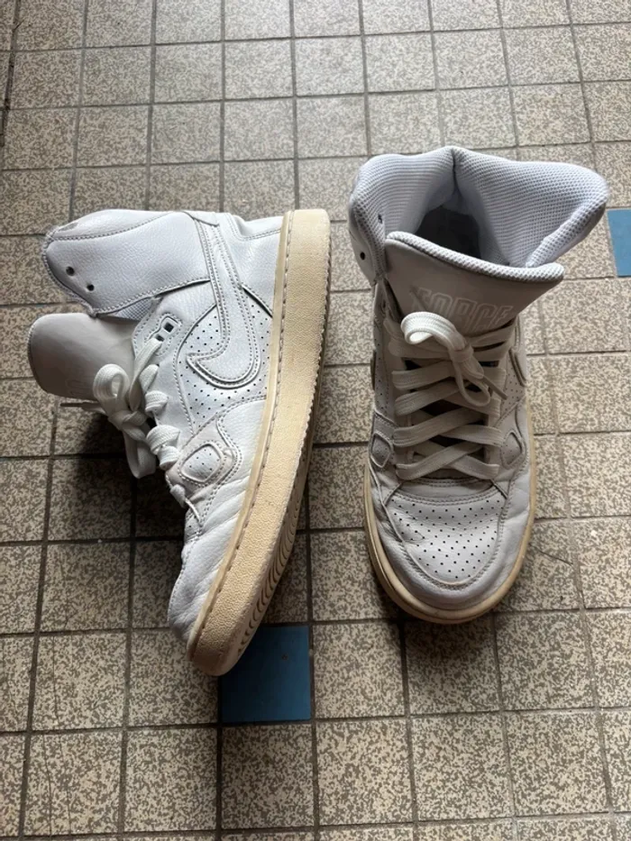 Baskets blanches Nike Air force one - photo numéro 2