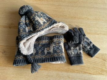 Ensemble bonnet/tour de cou et gants 6/8 ans