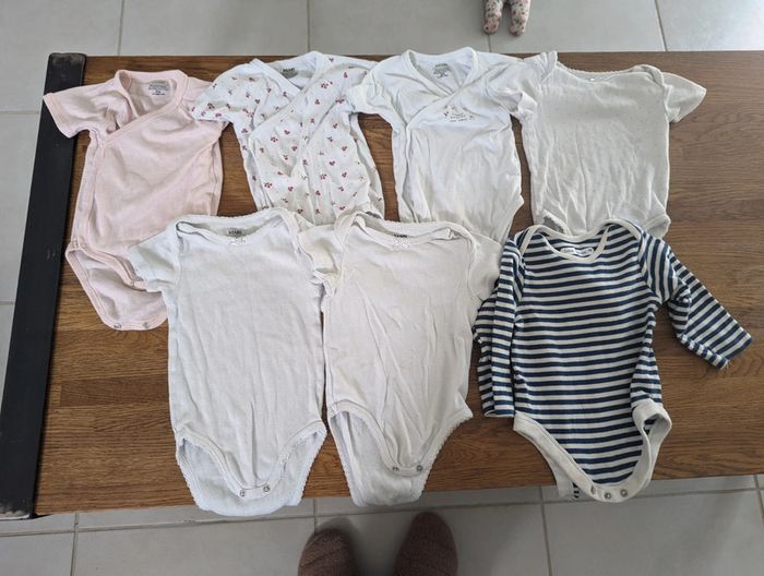 Lot 7 bodis 9 mois bon état