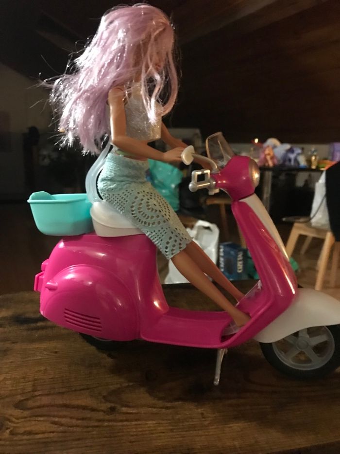 Poupée Barbie sur son scooter Mattel - photo numéro 2