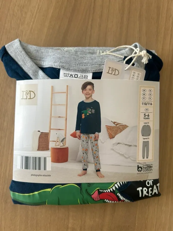Magnifique pyjama Halloween 5-6 ans neuf avec étiquette