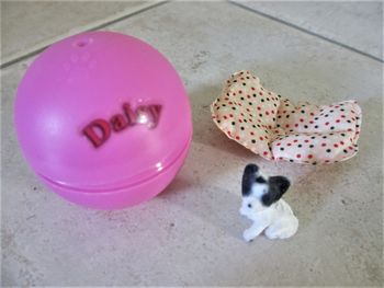 Œuf surprise avec petit chien et son coussin