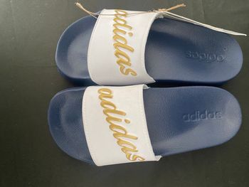 claquettes Adidas adilette neuves