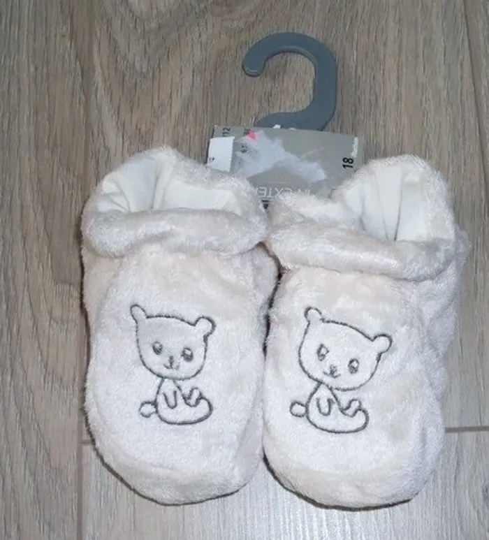 chaussons beige pointure 18 neufs avec étiquette