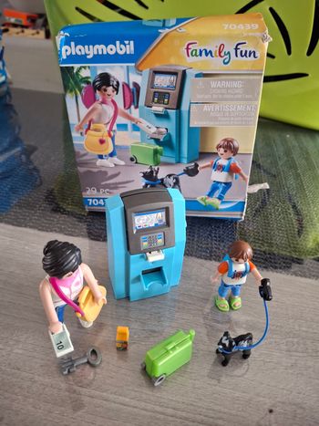 Vacanciers et distributeur automatique