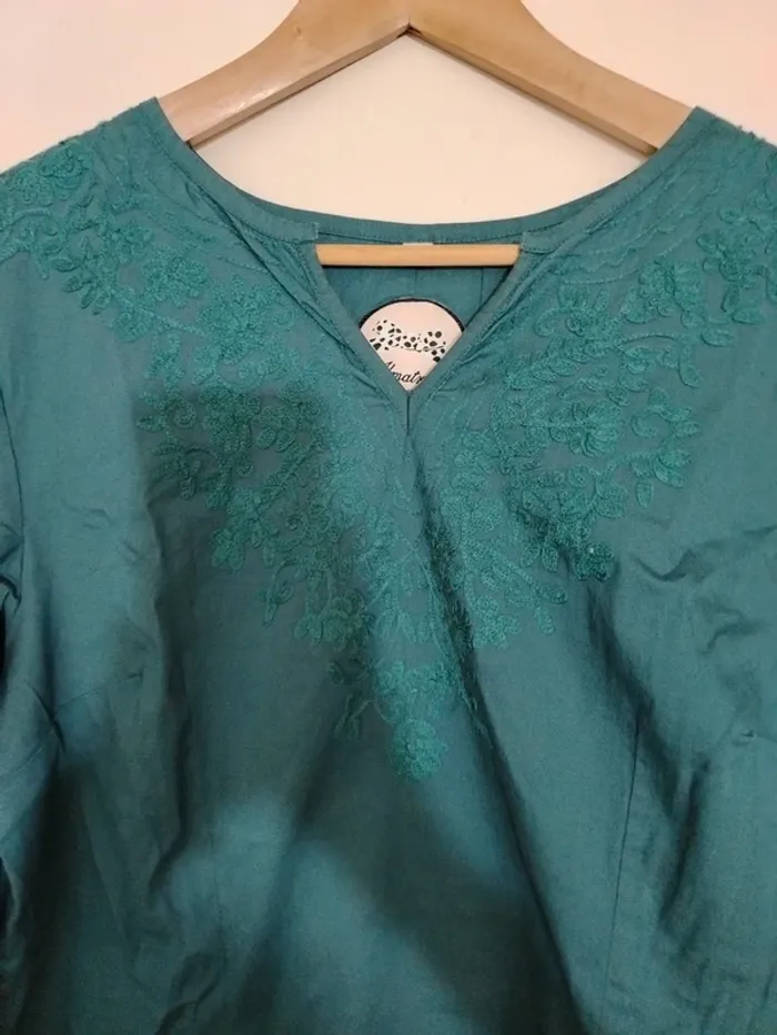 Caftano verde cobalto. Il tessuto è algodon cotone ricavato dalla bambagia,tutto ricamato