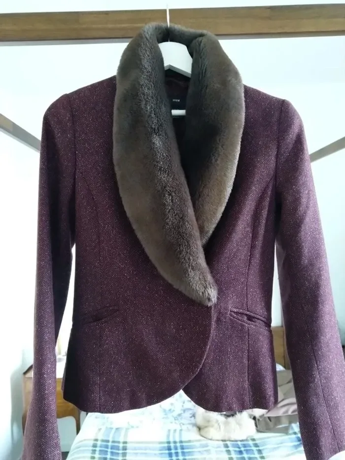 Veste cintrée col fausse fourrure