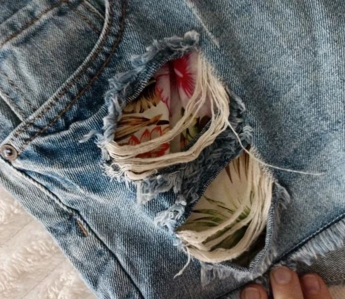 Mini short en jean troué - photo numéro 3