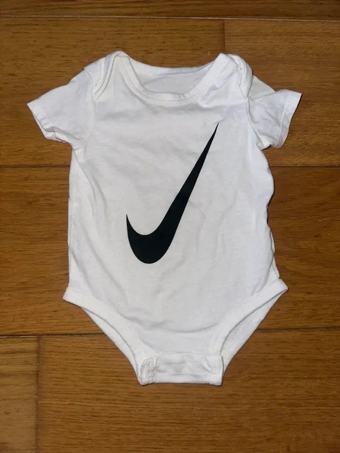 👶 Lot de 3 bodies Nike – 6 mois - photo numéro 2