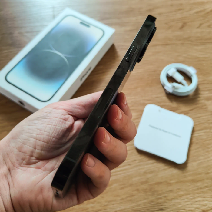 Une iphone quatorze pro max - photo numéro 3
