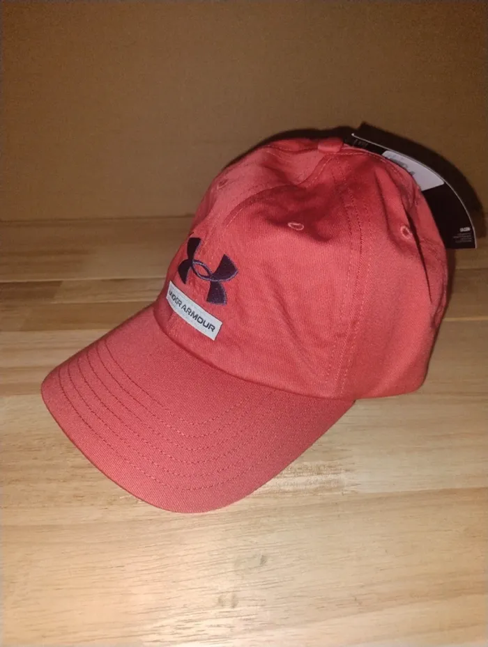 Under armour casquette taille 58/60 de couleur rouge et noire - photo numéro 3