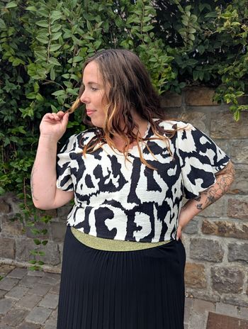 Top fluide Cholet noir/blanc manches papillon 
Taille 44