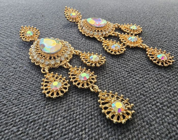 Boucles d’oreilles pendante dorées chandelier avec pierres iridescentes bijoux soirée & mariage - photo numéro 2