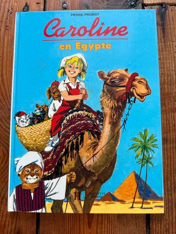 Très bel état livre vintage Caroline en Égypte Hachette jeunesse bleu