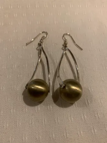 Boucles argentées et dorées