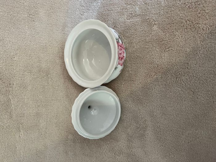 Petit pot en porcelaine à fleurs avec couvercle - photo numéro 3