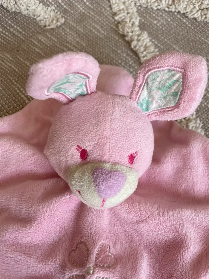 Peluche doudou plat 20cm tex chien rose et vert feuilletées très bon état - photo numéro 2
