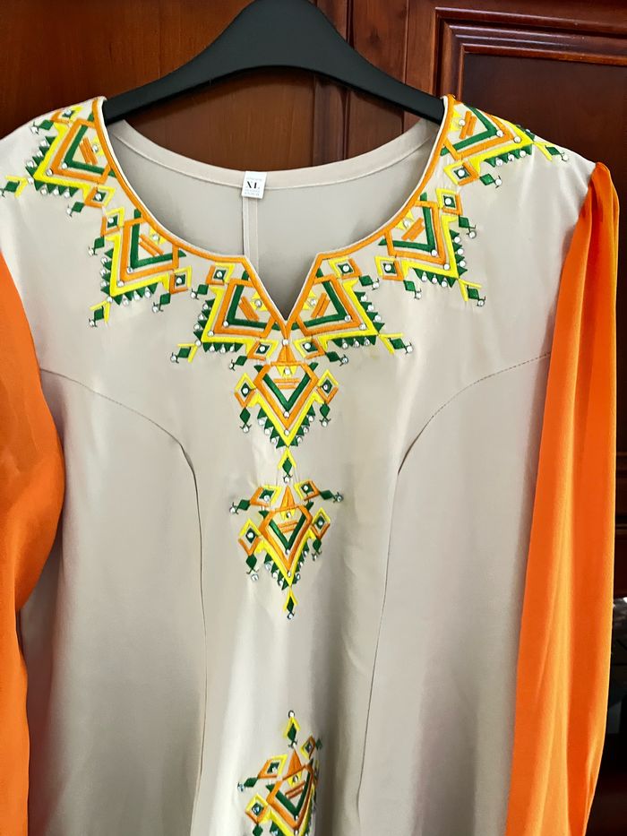 Robe kabyle brodé pour femme, tissu crêpe, et voile - photo numéro 3