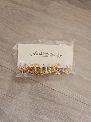 Lot de boucles d'oreilles neuves couleur or