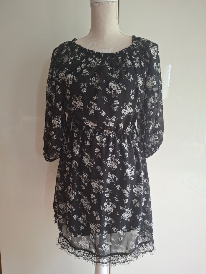 Robe noire à fleurs