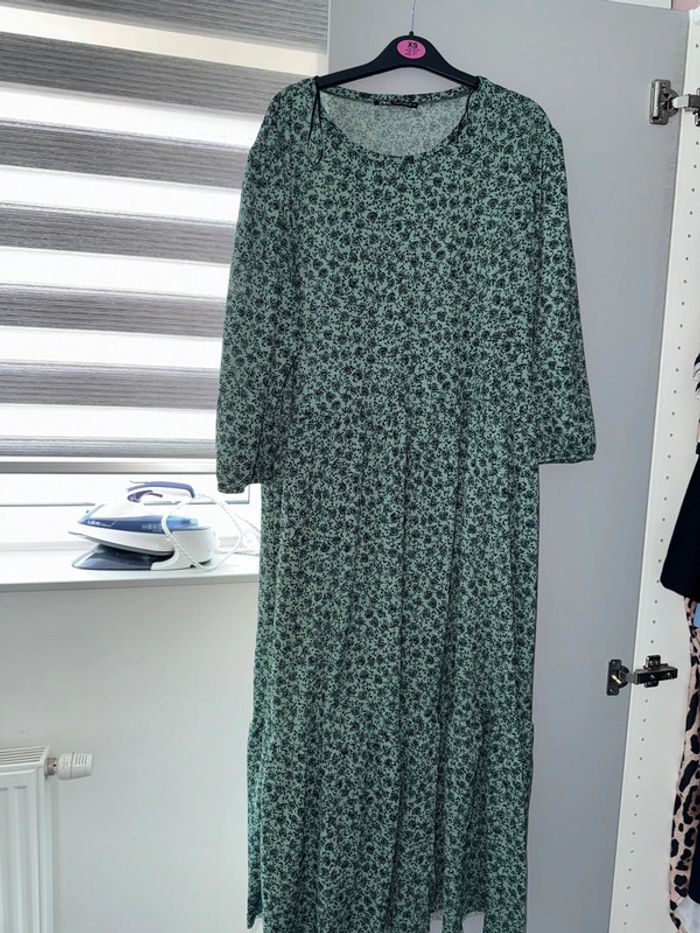 Robe zara fleurie vert neuf
