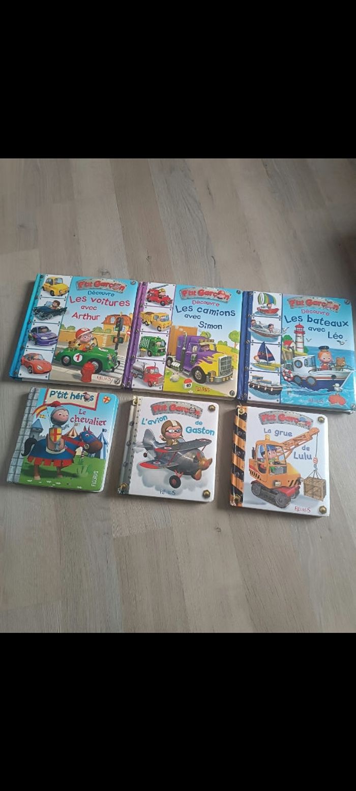 La grue de Lulu, les voitures avec Arthur, les camions avec Simon, le chevalier, l avion de Gaston, les bateaux avec Léo