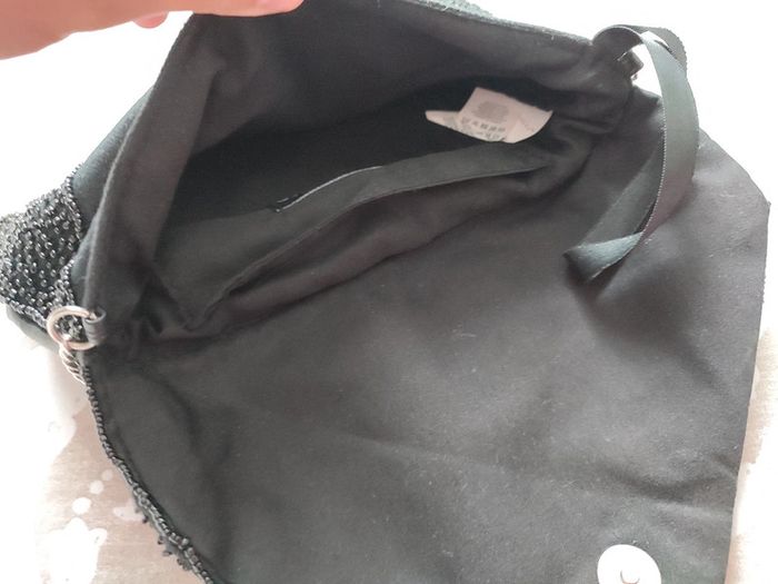 Pochette noire à ornements dorés et argentés - photo numéro 3