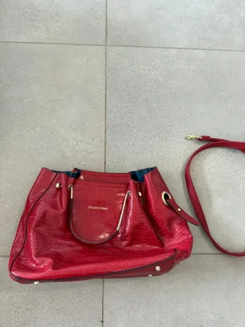 Sac à main rouge Jacques Esterel avec un petit porte monnaie, bon état