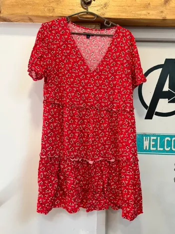 Robe rouge fleurie