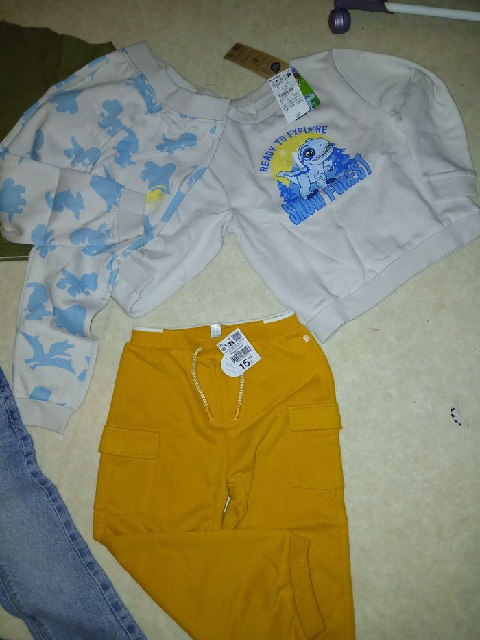 Lot vêtements 5ans - photo numéro 2