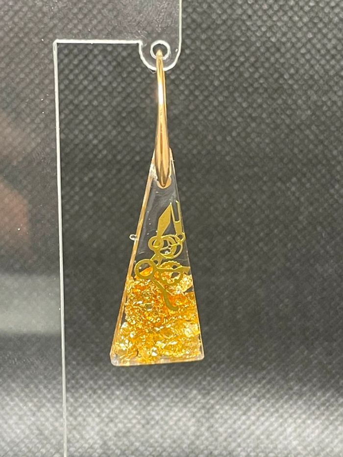 Boucles d’oreilles résine, paillettes et aiguilles - photo numéro 5