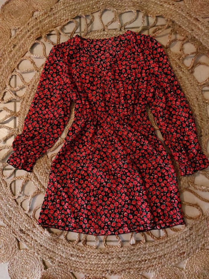 Robe imprimée à roses rouges