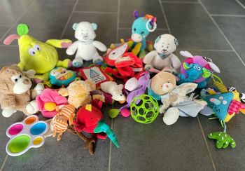 Lot de jouets et peluches