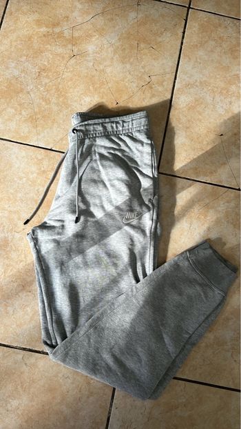 Jogging Nike gris logo brodé blanc taille S