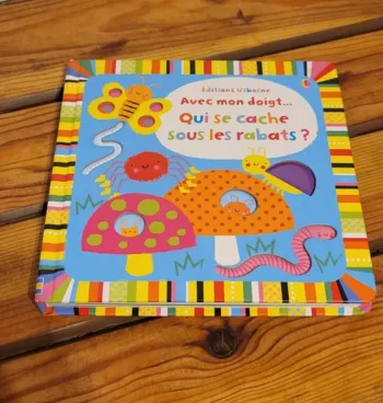 Qui se cache sous les rabats ?