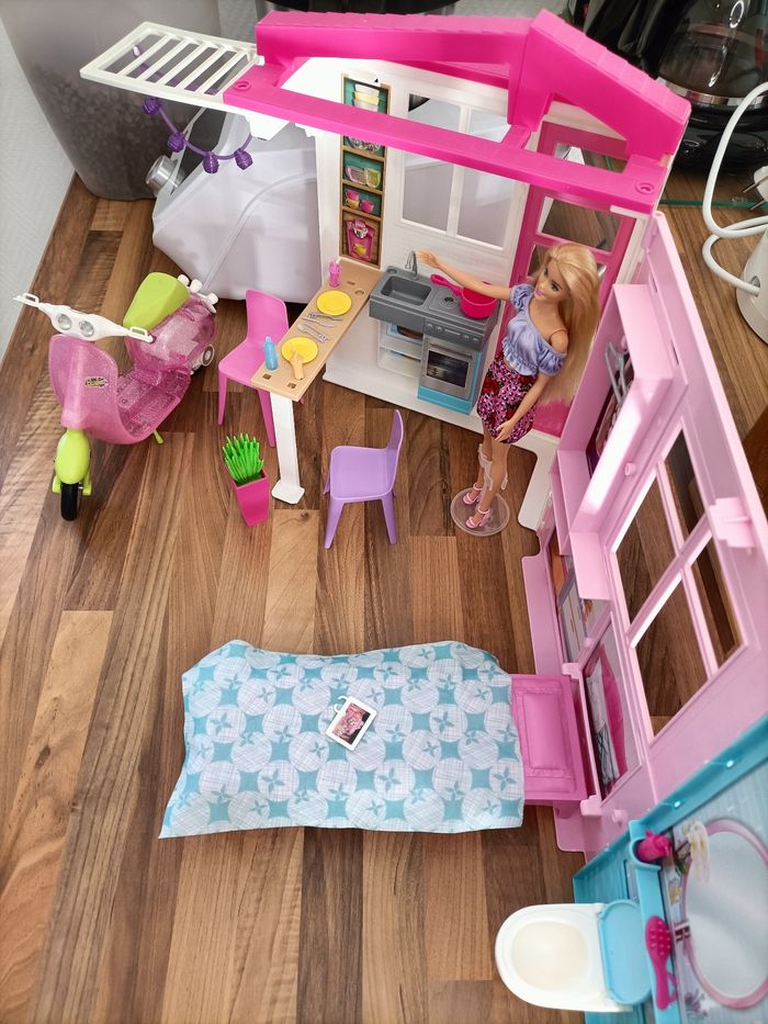 Jolie maison barbie 🏡 + 1 barbie + nombreux meubles et accessoires+ scooter - photo numéro 4