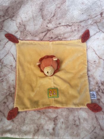 Doudou plat Lion orange jaune Les Loustics Moulin Roty