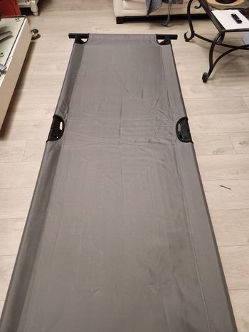 Lits de camp neufs ⁹