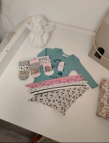 Lot bodies+chaussettes+bavoirs