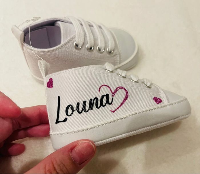 Petite converse blanche avec inscription « Louna » 6/9 mois - photo numéro 2